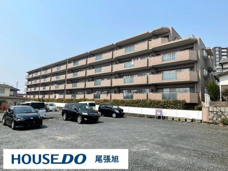 【建物外観】爽やかな青空の下に贅沢なほどに降り注ぐ陽光、豊かな居住性と、クオリティが見事に調和した住空間は、住まうことの喜びを感じさせてくれます。良好な住環境が保たれたエリアで新生活を過ごせます