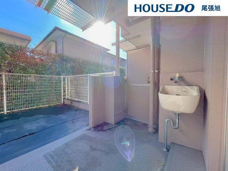 【お庭】庭を楽しむといえば、ガーデニングですね。カラフルな花や緑で華やかになるだけでなく、お子様が自然に興味を持つきっかけになるでしょう。家庭菜園で野菜を育てれば、家族で一緒に収穫の喜びを味わえます!