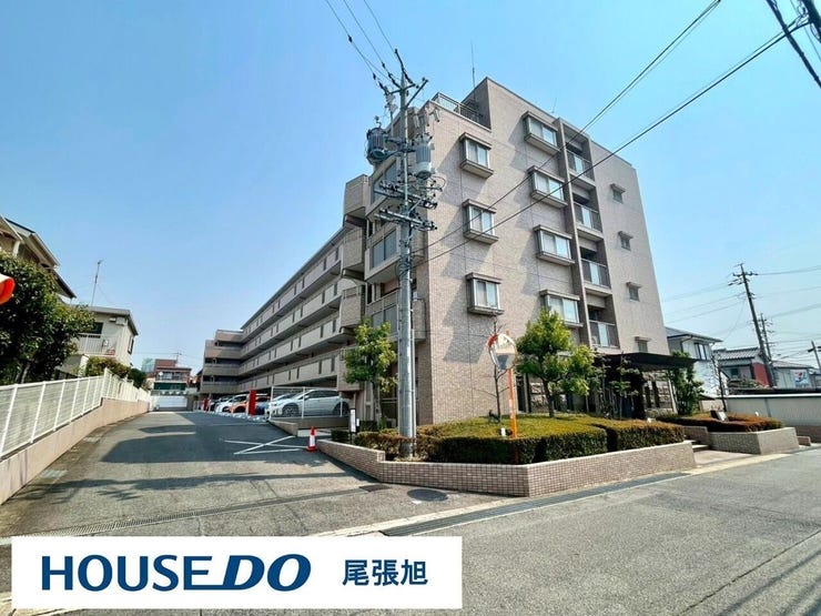 【駐車場】敷地内には駐車場が設けられており、日々の出入りもスムーズに行えます。共用部分として丁寧に管理されているため、車をお持ちの方も安心して利用できる環境が整っています。