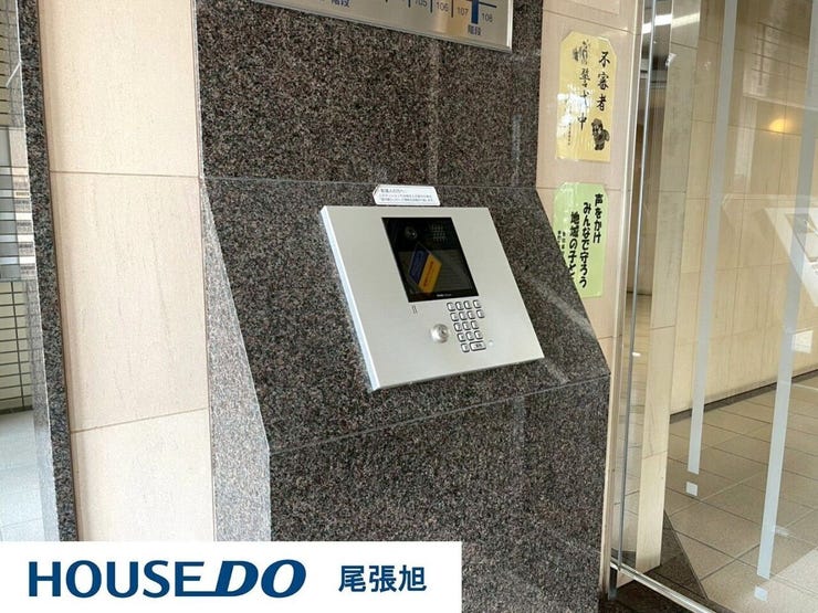 【エントランスオートロック】安心・安全な暮らしを守る、オートロック完備のマンション。オートロックシステムにより、外部からの不審者の侵入を防ぎ、住人だけが出入りできる安心感が日々の生活を支えます。