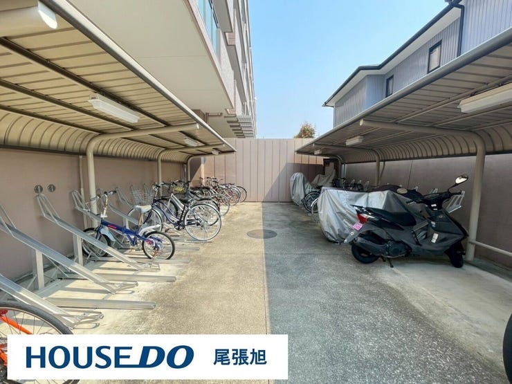 【駐輪場】自転車も快適に収納、駐輪場完備のマンション。便利な立地で、自転車を活用した移動がもっと快適になります。駐輪場が敷地内に完備されているので、外に停める心配もなく、安心して自転車を保管できます。