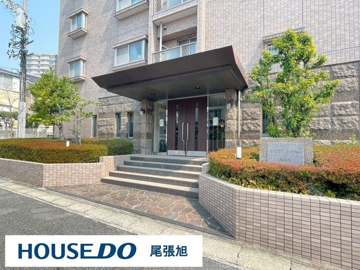 【エントランス】清潔なエントランスが迎えてくれる、上質な暮らしの始まり。落ち着いた雰囲気の中で、毎日が特別に感じられる空間。家に帰るたび、心地よい安心感を感じさせるエントランスで、暮らしがより豊かに。