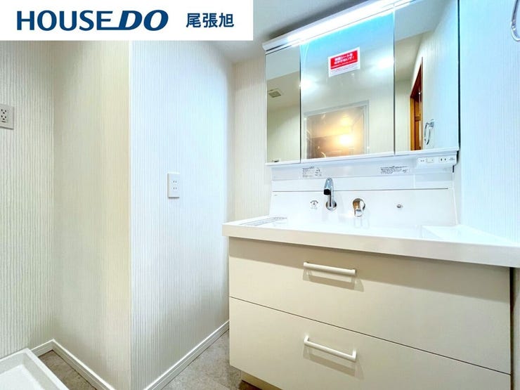 【洗面台/洗面所】日常の使い勝手の良さにこだわった清潔感のある洗面化粧台。大きな鏡が特徴です。鏡の裏に歯ブラシや化粧水、整髪料などの小物を隠して収納でき、生活感を出さずに綺麗な空間を保てます。