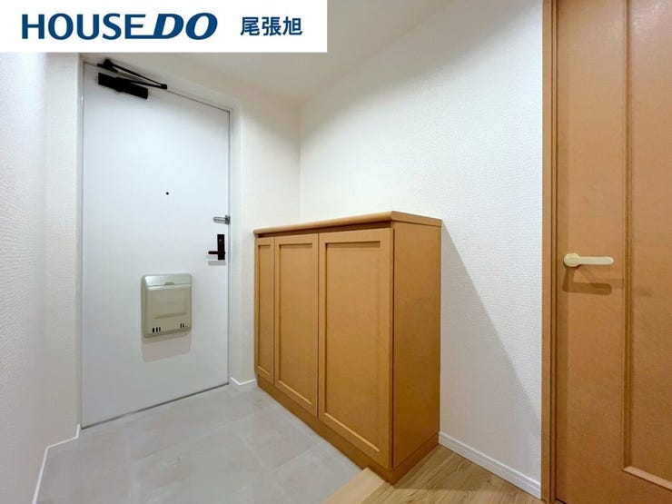 【玄関】扉を開けてすぐ目の前に広がる広々とした玄関です。わが家に帰った時に言う「ただいま」その言葉が何十年にもわって元気よく響くような、家族が帰りたくなる快適な住まいがテーマです。