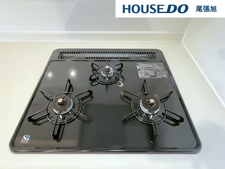 【3口コンロ】3口コンロ付きなので、お料理がはかどります。メイン料理2品を手前のコンロで調理しながら、奥の小バーナーで汁ものを調理するなど、複数の調理を一度に行うことができます。時短調理に繋がります!