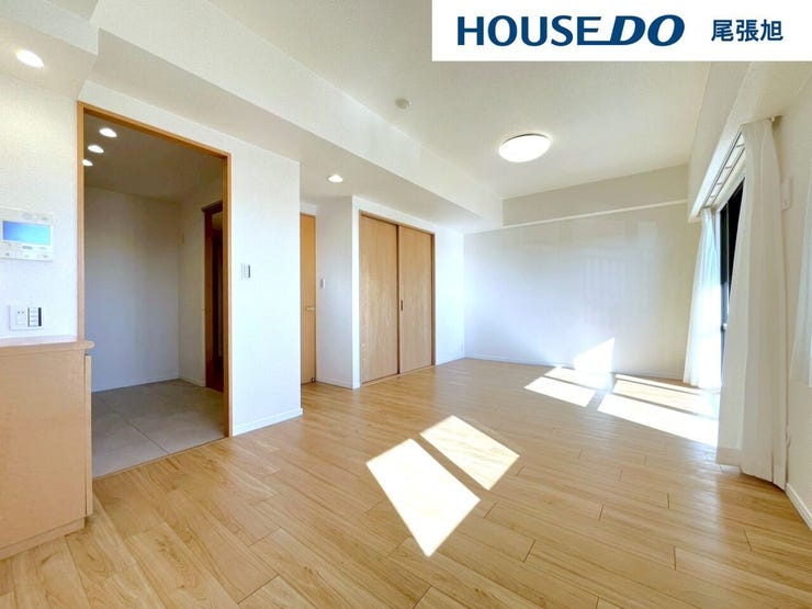 【リビング】光が優しく差し込む明るいリビング♪自然と家族が集まり、最高の家族団らんのお時間をお過ごしいただけます♪ひろびろとしたLDKで、ソファや4人掛けテーブルを置いても使いやすい配置です。