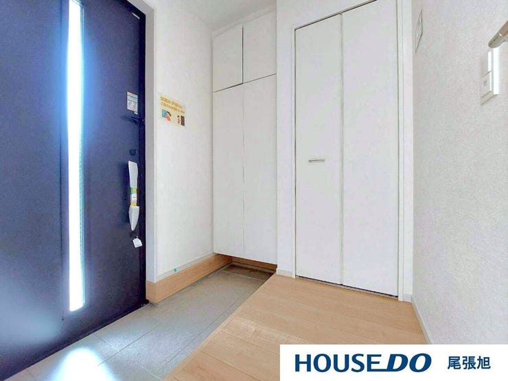 【玄関】扉を開けてすぐ目の前に広がる広々とした玄関です。わが家に帰った時に言う「ただいま」その言葉が何十年にもわって元気よく響くような、家族が帰りたくなる快適な住まいがテーマです。