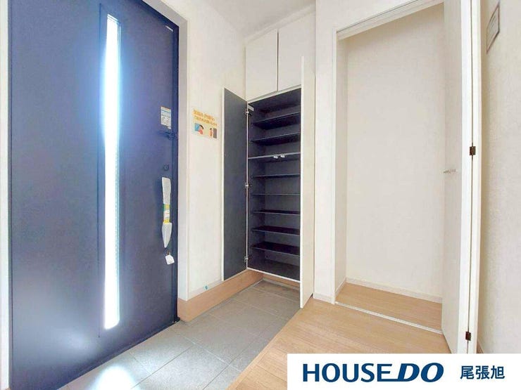 【玄関】大容量のシューズボックスが付いた玄関です。ご家族の靴もすっきり収納できます。綺麗な玄関を保てそうです♪窓も付いており、明るい空間です。帰ってきたくなるマイホームをご家族でつくりあげたいですね♪