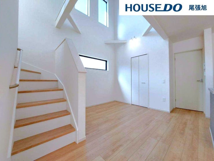 【ダイニング】ダイニングテーブルを置いてもゆとりのある広さで、収納もしっかり◎腰窓からの採光で明るい空間となっており、心地よい食事の時間をお過ごしいただけます♪