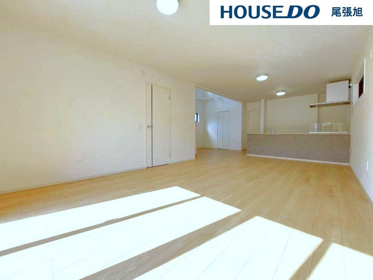 【リビング】光が優しく差し込む明るいリビング♪自然と家族が集まり、最高の家族団らんのお時間をお過ごしいただけます♪ひろびろとしたLDKで、ソファや4人掛けテーブルを置いても使いやすい配置です。