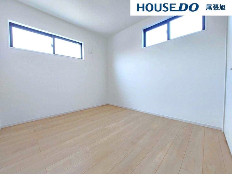 【洋室】多数の洋室があるため、それぞれ各部屋でプライベート空間をお楽しみいただけます。収納も完備しているのですっきりとしたお部屋でお寛ぎいただけます。2面採光のため、日当たりも良好です!