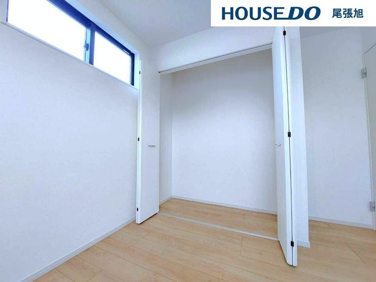 【クローゼット】広々としたクローゼットで、収納に余裕を持たせ、毎日をもっと楽に。整然とした空間で、探し物を減らし、ストレスフリーな生活を。収納力も良く、衣類がすっきり片付きます。