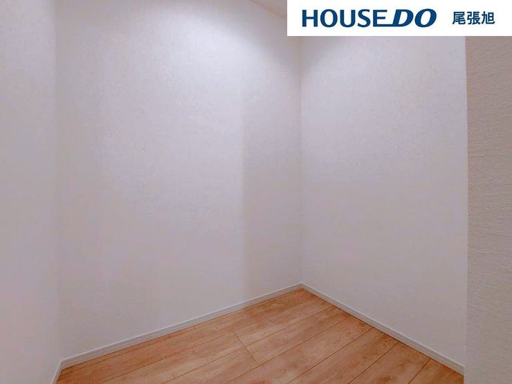 【納戸】大容量の収納スペースです。日用品や、玄関に置いておくと便利なマスクや、季節物家電、お子様の外遊び用のおもちゃなどを収納してはいかがですか?お部屋もすっきりしますね♪