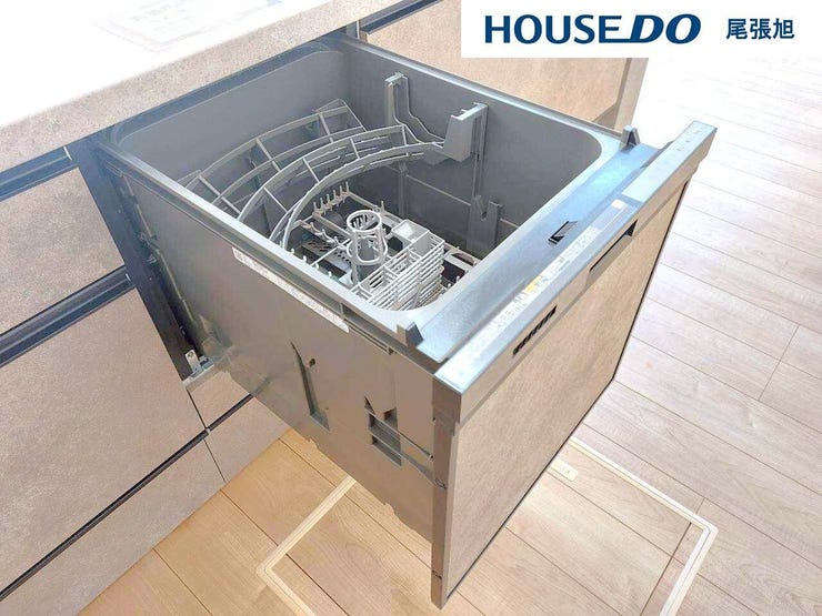 【食器洗浄乾燥機】手洗いよりも少ない水量で洗うことができ、節約になります。食器洗いの手間が省けて家事の時短、水仕事が減って手荒れも防止にもなります。ビルトイン食洗機で、すっきりとしたキッチンを実現!