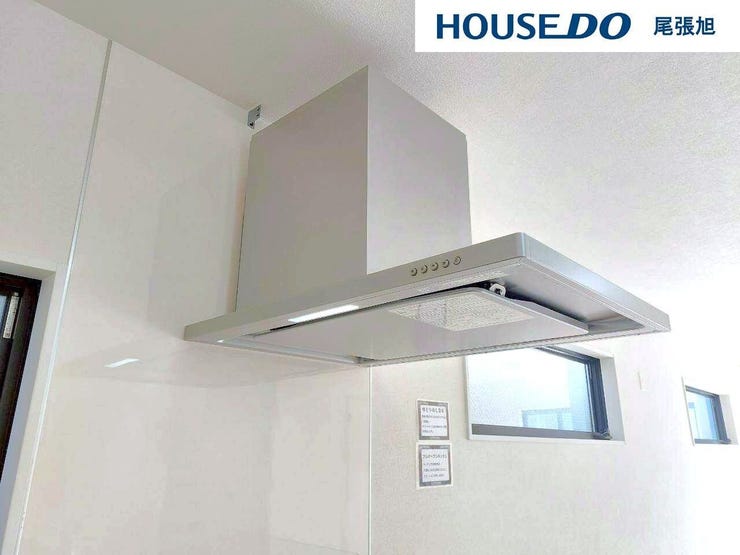 【レンジフード】上品な広々ワイドキッチンです。レンジフードもすっきりとした造りなので圧迫感もございません。照明もあり明るい空間の中で毎日お料理することが可能です。収納スペースも広いのが嬉しいですね。