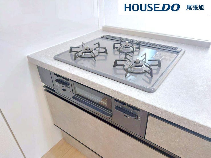 【3口コンロ】3口コンロ付きなので、お料理がはかどります。メイン料理2品を手前のコンロで調理しながら、奥の小バーナーで汁ものを調理するなど、複数の調理を一度に行うことができます。時短調理に繋がります!