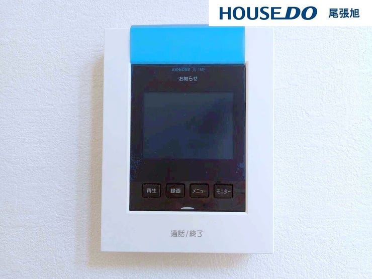 【インターホン】来客時に便利なモニター付インターホン。玄関ドアを開けることなく夜間でも訪問者の顔をモニターで確認できるため、トラブル防止にも繋がります。奥様やお子様のみのご在宅でも安心の防犯設備です!