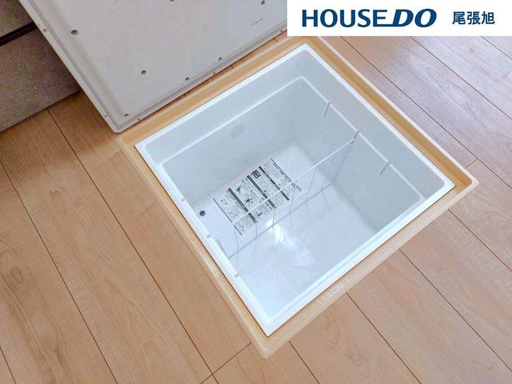 【床下収納庫】キッチンの足元にある床下収納です。点検口・収納としても利用できます。食品のストックや災害時の非常食ストック、日用品の収納に便利です。収納ボックスを外した下は、床下点検口になっております!