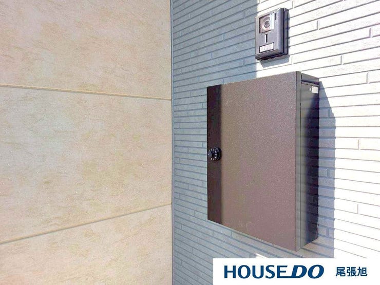 【玄関ポスト】玄関ポーチに設けられたポストは取り出しやすい位置に配置され、日々の郵便物の受け取りもスムーズに行えます。しっかりとした造りで防犯面にも配慮され、安心して使える設備です!