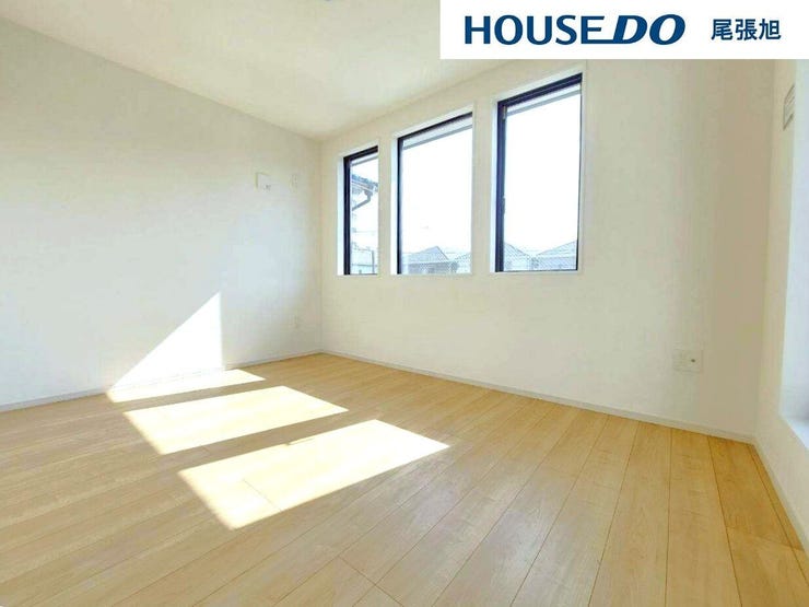 【洋室】丁度いいサイズの洋室です。トレンドになりつつあるのが、広過ぎず、快適すぎない子ども部屋。勉強と寝るだけの部屋にすることで閉じこもりがなくなり、リビングで過ごす時間が増えると言われています。