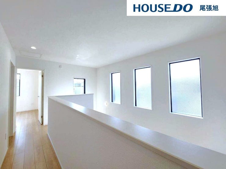 【2階 廊下・ホール】階段を上ってすぐ目の前に広がる広々としたホールです。2階の廊下であっても、十分な日当たりが確保できます。風通しも良いため、ホールで室内干し用ホスクリーンを施工しても良いですね。