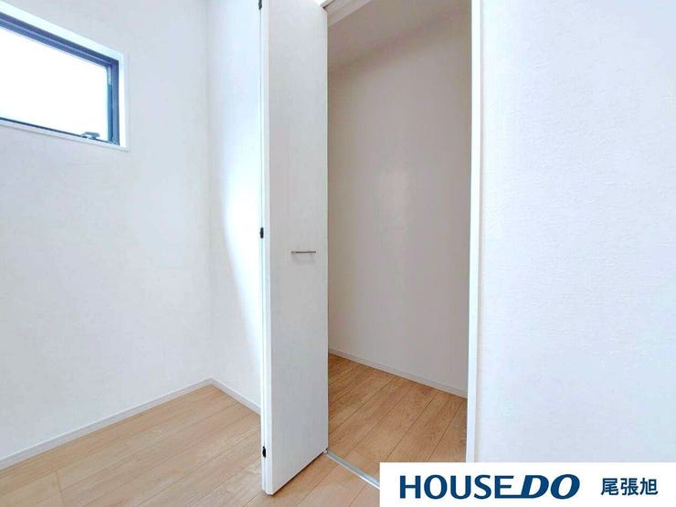 【LDK収納】ちょっとした収納って便利ですよね♪日用品や、食料品、お掃除道具や、お気に入りのアクセサリー、お子様の外遊び用のおもちゃなどを収納してはいかがですか?お部屋もすっきりしますね♪