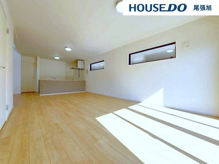 【リビング】開放感のあるリビング。掃き出し窓から採光を確保することができ、明るい空間で家族団らんできます♪ダイニングテーブルを置いてもゆとりのある広さなので、心地よい食事の時間をお過ごしいただけます♪