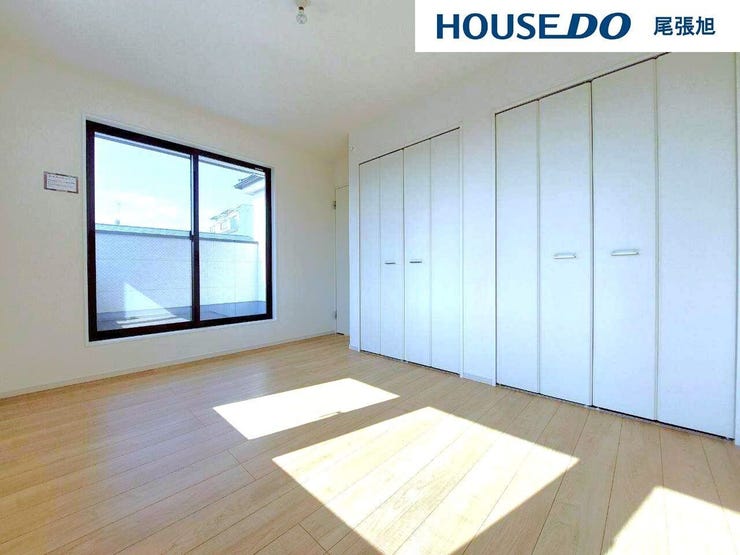 【洋室】明るい雰囲気の洋室です。広々とした明るいお部屋で、陽射しもたっぷり入ってきます。収納もご夫婦の衣類がたっぷり収納できるクローゼットがございます。ご夫婦のご主寝室にいかがでしょうか♪