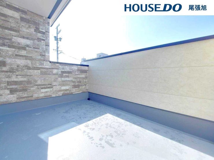 【ワイドバルコニー】広がる空間、広がる暮らし。ワイドバルコニーなら、通常のバルコニーでは味わえない開放感を楽しめます。広いスペースで洗濯物が楽々なだけでなく、リラックスした時間を過ごす場所にも最適です