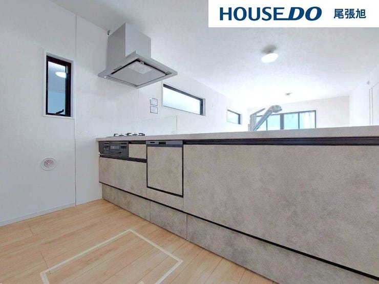 【キッチン】収納豊富ですっきりとしたキッチンを保てそうです♪お手入れも簡単なので綺麗を保てます。3口コンロ付きなので同時調理ができ、時短調理につながります。忙しい日々もストレスなくお料理できそうです。