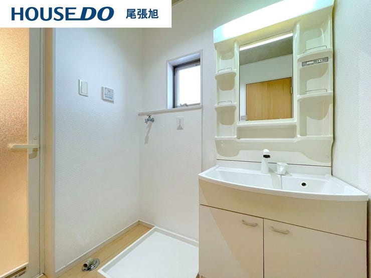 【洗面台/洗面所】シンプルでスッキリした洗面台。シンプルなデザインで、洗面所が広く感じられ、余計なものを置かず、毎日の生活がより快適に。必要なものだけを厳選して、すっきり整った空間で心地よい毎日を。