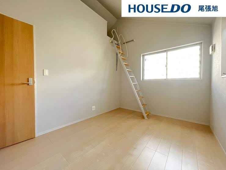 【洋室】広々とした洋室です♪ゆとりのある洋室はご夫婦の主寝室にいかがですか?♪クローゼット付きなので収納にも困りません。各居室収納はたっぷりあるので、お部屋をすっきりと保てそうです♪