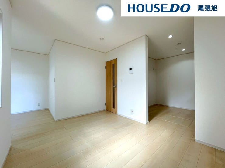 【リビング】光が優しく差し込む明るいリビング♪自然と家族が集まり、最高の家族団らんのお時間をお過ごしいただけます♪ひろびろとしたLDKで、ソファや4人掛けテーブルを置いても使いやすい配置です。