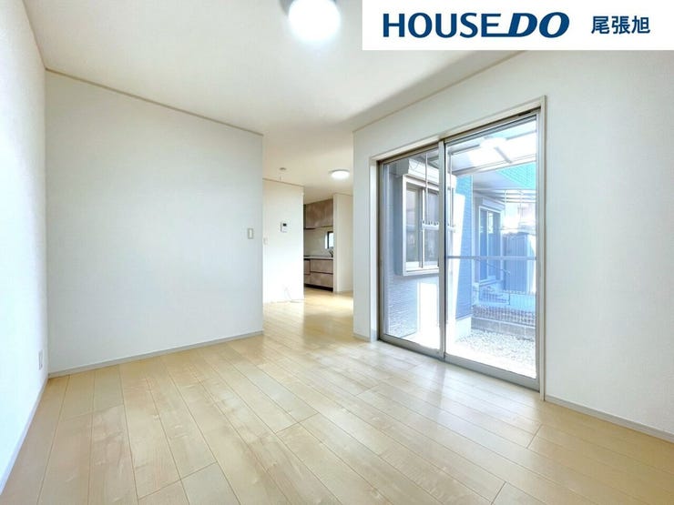 【リビング】大きな窓からは暖かい陽射しが差し込んできます。ソファやテーブルを置いても使いやすい配置で、ご家族そろってゆったりとお寛ぎいただけます。どんな家具を置こうか想像が膨らみます♪