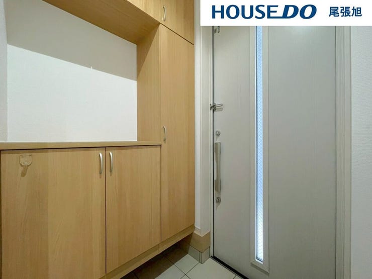 【玄関】大容量のシューズボックスが付いた玄関です。ご家族の靴もすっきり収納できます。綺麗な玄関を保てそうです♪窓も付いており、明るい空間です。帰ってきたくなるマイホームをご家族でつくりあげたいですね♪