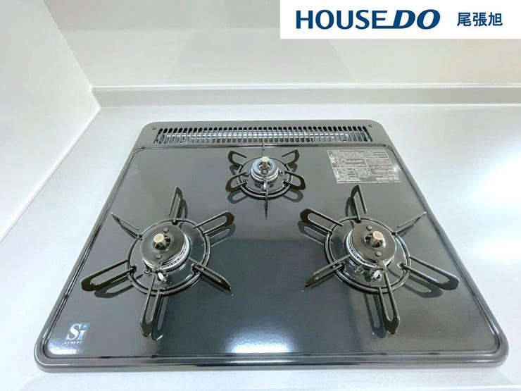 【3口コンロ】3口コンロ付きなので、お料理がはかどります。メイン料理2品を手前のコンロで調理しながら、奥の小バーナーで汁ものを調理するなど、複数の調理を一度に行うことができます。時短調理に繋がります!