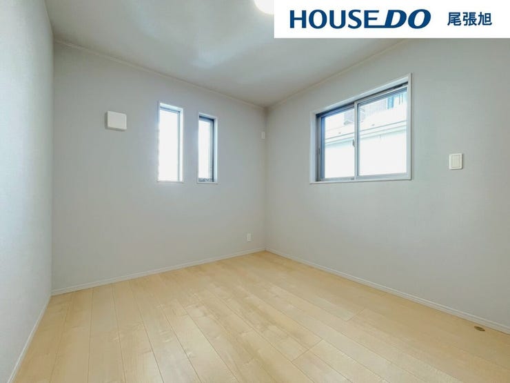 【洋室】多数の洋室があるため、それぞれ各部屋でプライベート空間をお楽しみいただけます。収納も完備しているのですっきりとしたお部屋でお寛ぎいただけます。2面採光のため、日当たりも良好です!