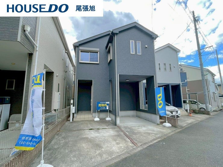 【建物外観】堂々たる趣ながら、時代の流れに惑わされないシックなカラートーンで街並みに溶け込む外観は、主張し過ぎず、また平凡になり過ぎず絶妙なコントラストで輝きを放ちます。