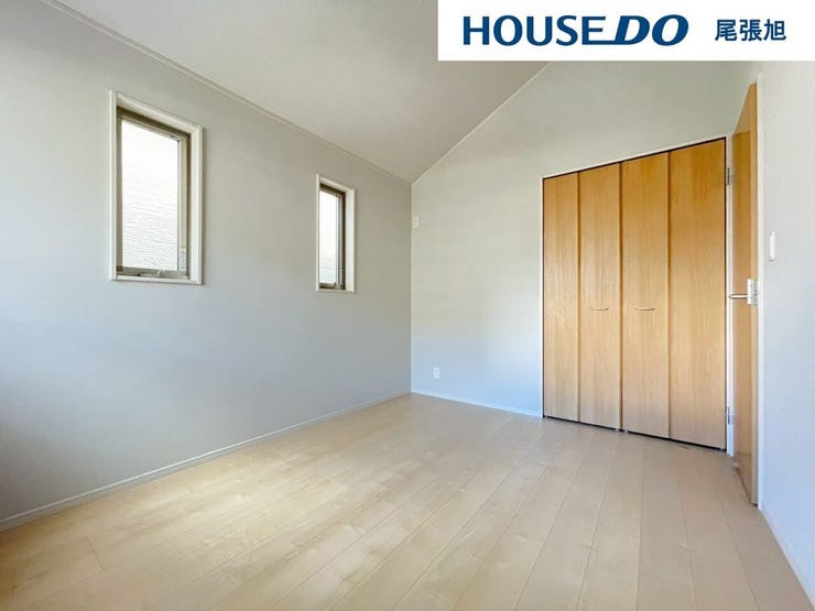 【洋室】お住まいになられる人数以上の部屋数は、お子様のお昼寝スペースや、家事スペース、来客用の個室にと、あると嬉しい空間。収納もあり、置き場所に困りがちな布団や季節ものの収納場所にも重宝します。