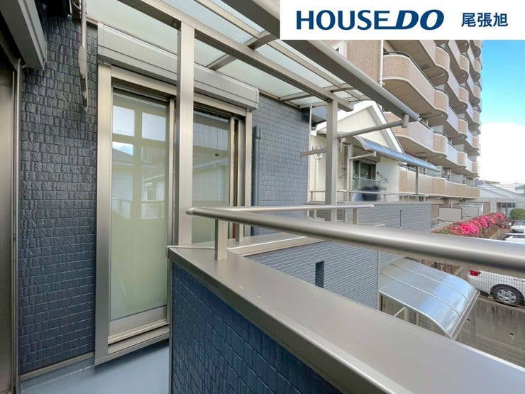 【2面バルコニー】風も光も、贅沢に楽しむ。2面バルコニーは、家の中にいながら自然の恵みを存分に感じられる特別な空間。2方向からの開放的な景色と陽光が、部屋全体に明るさと開放感をもたらします。