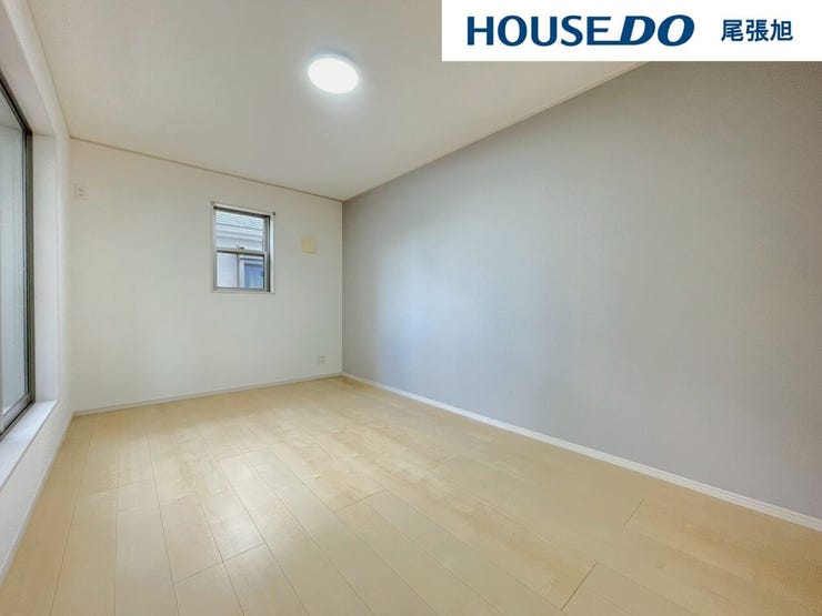 【洋室】丁度いいサイズの洋室です。トレンドになりつつあるのが、広過ぎず、快適すぎない子ども部屋。勉強と寝るだけの部屋にすることで閉じこもりがなくなり、リビングで過ごす時間が増えると言われています。