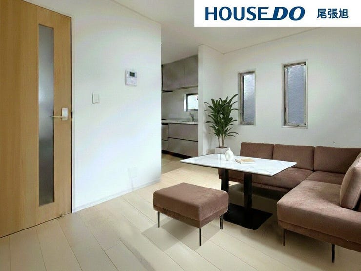 【家具配置イメージ/ダイニング】光が優しく差し込む明るいダイニングスペース♪広々としているので、ソファダイニングも採用できます。カフェのようなおしゃれで快適な空間で食事を楽しめそうですね♪