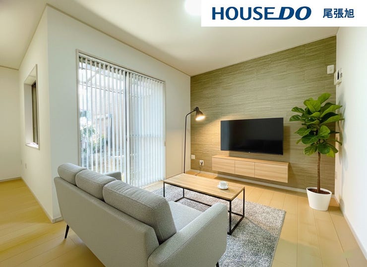 【居間・リビング】
【家具配置イメージ/リビング】光が優しく差し込む明るいリビング♪最高の家族団らんのお時間をお過ごしいただけます♪ひろびろとしたLDKで、ソファや4人掛けテーブルを置いても使いやすい配置です。