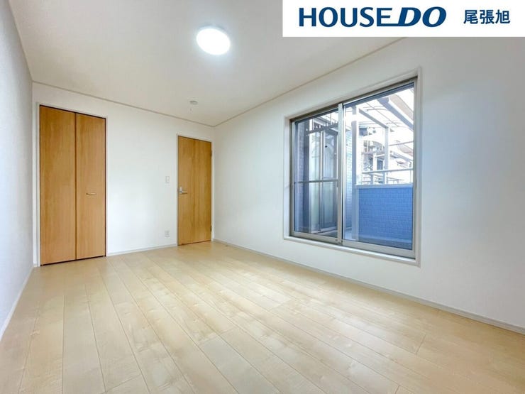 【洋室】明るい雰囲気の洋室です。広々とした明るいお部屋で、陽射しもたっぷり入ってきます。収納もご夫婦の衣類がたっぷり収納できるクローゼットがございます。ご夫婦のご主寝室にいかがでしょうか♪