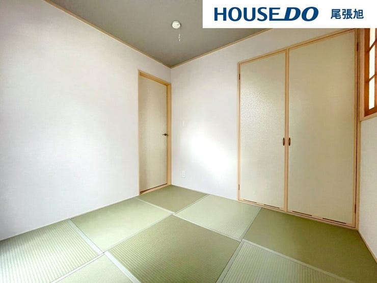 【和室】日本を感じる和室です。和の雰囲気が素敵なお部屋です。明るく居心地が良いちょっとしたお部屋は、なにかと重宝します♪お子様のプレイルームとして、客間として、様々な使い方ができそうですね♪