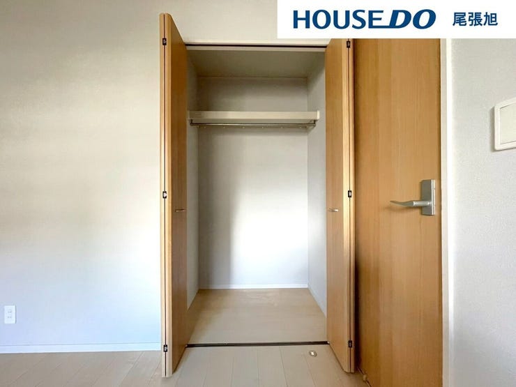 【クローゼット】洋室にある収納です。高さと奥行きがあり、かさばりがちな衣類をまとめて収納できます。各部屋収納たっぷりの間取りとなっております。部屋ごとに設けた収納は住みやすさへのこだわりです。