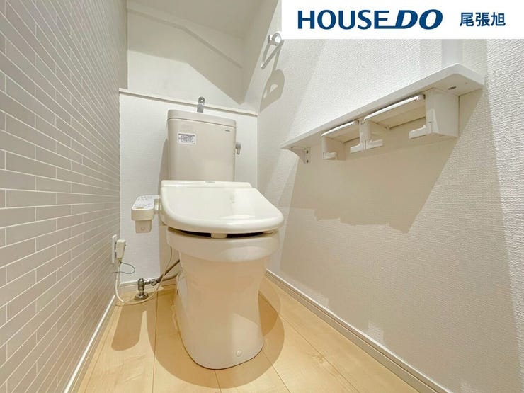 【トイレ】明るく、ひろびろとしたトイレです。掃除もしやすく、綺麗を保てます。ご自分の好きなアロマや芳香剤を置いて落ち着く空間を演出するもの良いですね♪1人になれる空間ですから、リラックスしたいですね。