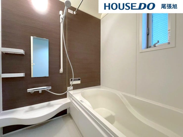 【浴室】自然の光と風を感じる、心地よい浴室空間。浴室に窓を設けることで、朝日や夕日が差し込む爽やかな空間が広がります。湿気やカビの防止にも効果的で、換気がスムーズに行えます。