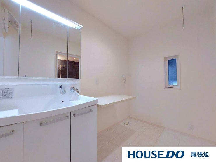 【洗面台/洗面所】日常の使い勝手の良さにこだわった清潔感のある洗面化粧台。大きな鏡が特徴です。鏡の裏に歯ブラシや化粧水、整髪料などの小物を隠して収納でき、生活感を出さずに綺麗な空間を保てます。