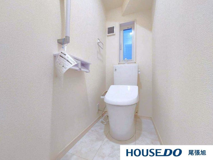 【トイレ】空気の換気と光の明るさに配慮した清潔感のあるトイレです。ご自分の好きなアロマや芳香剤を置いて落ち着く空間を演出するもの良いですね♪1人になれる空間ですから、リラックスしたいですね。